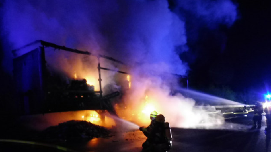 Als die Feuerwehren am Einsatzort eintrafen, brannte der Sattelauflieger bereits lichterloh. Als die Feuerwehren am Einsatzort eintrafen, brannte der Sattelauflieger bereits lichterloh.