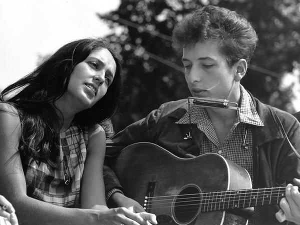 Folk-Saengerin Joan Baez und Liedermacher Bob Dylan singen bei ihrem Auftritt anlaesslich des "Marsch auf Washington" am 28. August 1963 den Song "We Shall Overcome".