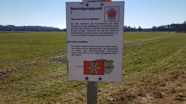 Ein Rad- und Wanderweg führt an den Rädern vorbei.