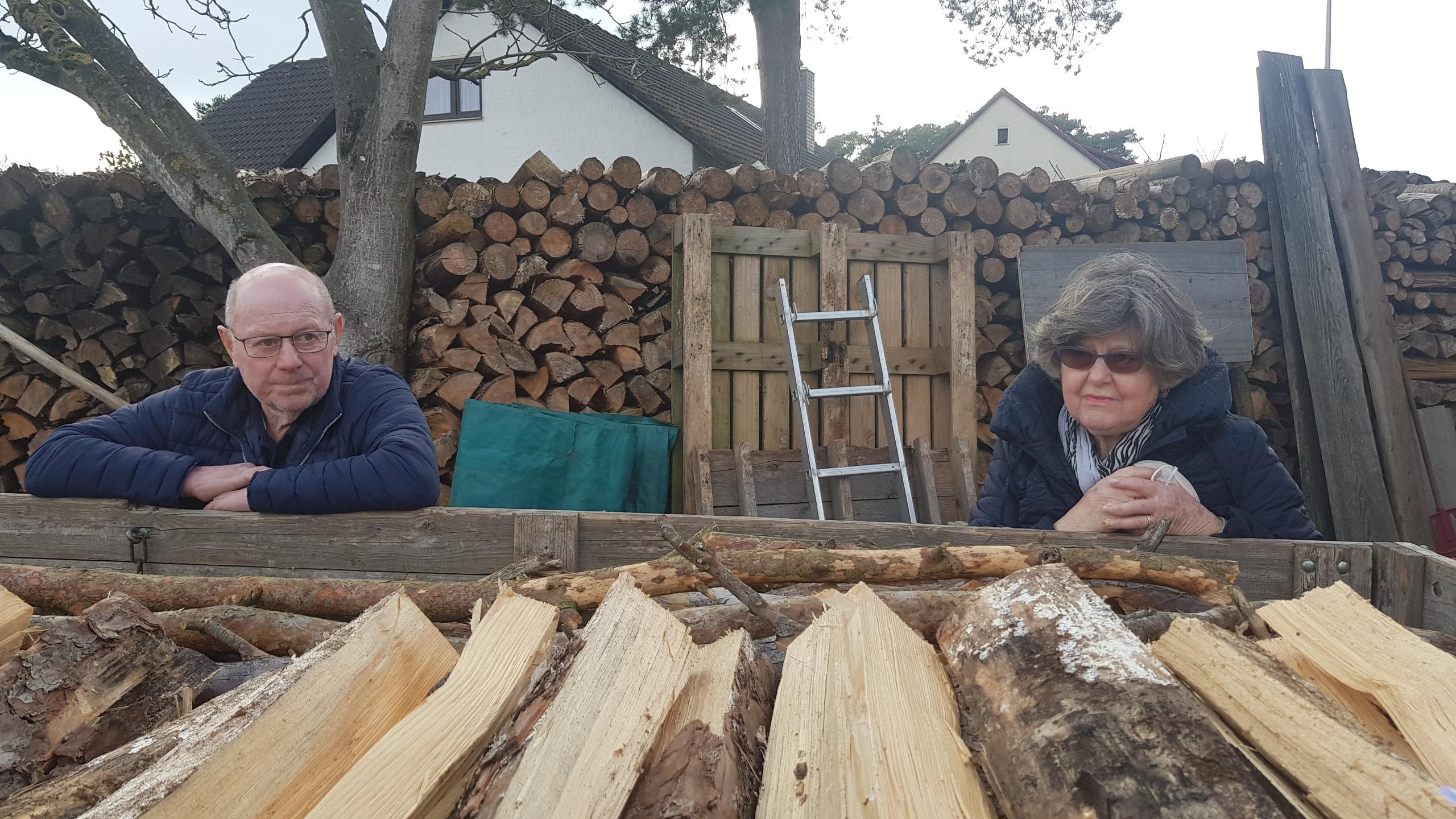Alles ist aus Holz. Dieter Ganser und Hannelore Wieseckel mit dem Rohstoff.