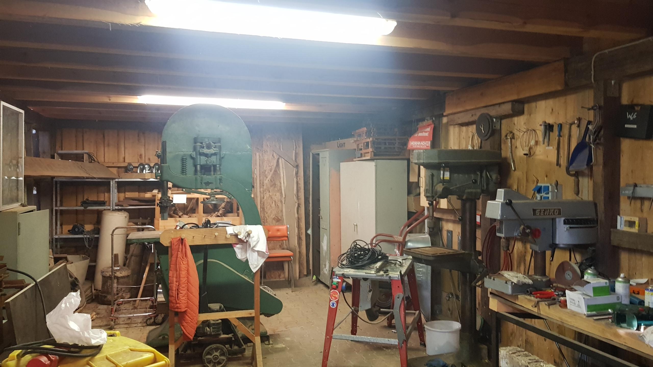 Arbeit gibt es immer: die Werkstatt in der Halle.