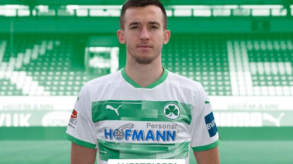 Im Verein seit: Winter 2021, Nächste Saison auch noch? Der Vertrag läuft nur jetzt bis Sommer, kann per Option aber um zwei Jahre verlängert werden, Spiele in der Aufstiegssaison: 1, Tore: -, Bundesliga-Erfahrung? Als Frankfurter ja, als Franke noch nicht. Debütierte gegen die Bayern, Geburtsort: Rama-Prozor (Bosnien und Herzegowina), Geburtsdatum: 02.02.1998, Sternzeichen: Wassermann, Gustavstraßentauglich (grundsätzlich)? Der Name klingt doch schon wie Schaumwein.