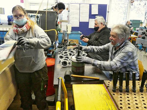 Beschäftigte von Diakoneo bei Arbeiten in der Werkstatt Beschäftigte von Diakoneo bei Arbeiten in der Werkstatt