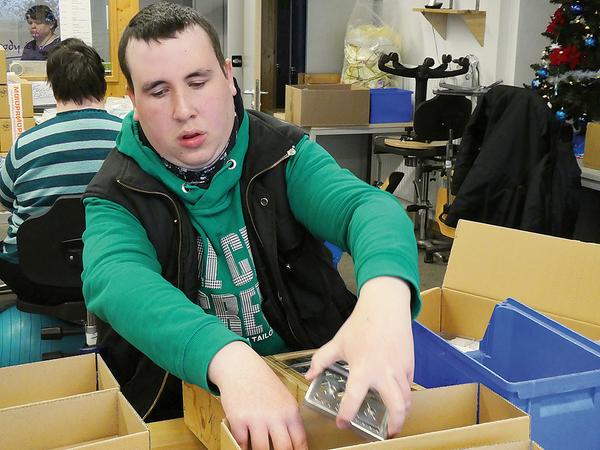 Ein Beschäftigter der Diakoneo-Werkstatt Laubenzedel beim Verpacken von Fertigungsteilen Ein Beschäftigter der Diakoneo-Werkstatt Laubenzedel beim Verpacken von Fertigungsteilen