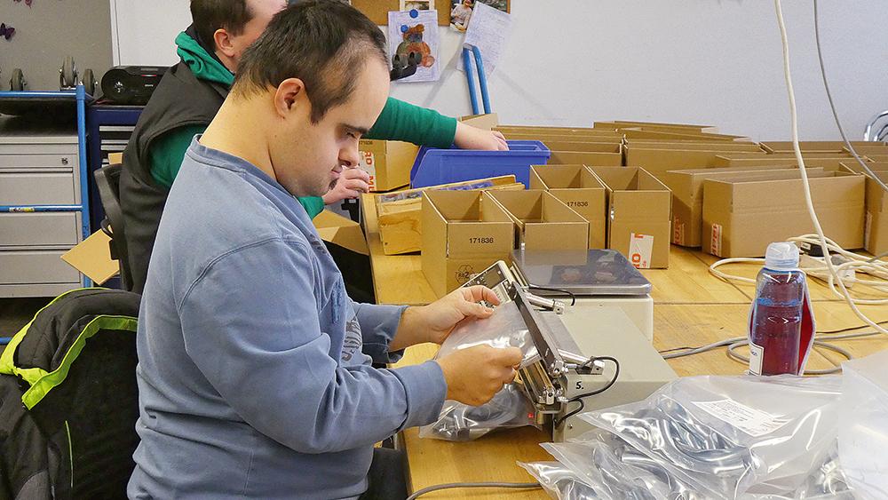Ein Beschäftigter der Diakoneo-Werkstatt Laubenzedel beim Verschweißen von Fertigungsteilen Ein Beschäftigter der Diakoneo-Werkstatt Laubenzedel beim Verschweißen von Fertigungsteilen