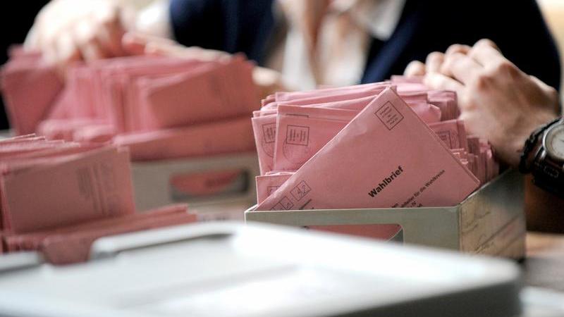 Wahlamtsleiter Wolf Schäfer geht davon aus, dass in diesem Jahr ungewöhlich viele Briefwahlumschläge im Wahlamt eingehen werden.