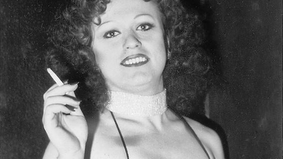 Im berühmten Berliner Travestieclub Im berühmten Berliner Travestieclub