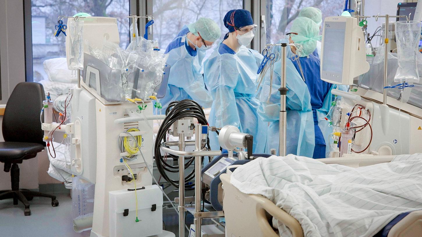 Nach Ansicht Karagiannidis' werdeCorona den Klinikalltag in den nächsten Jahren "wie die jährliche Grippewelle" begleiten.
Nach Ansicht Karagiannidis' werdeCorona den Klinikalltag in den nächsten Jahren "wie die jährliche Grippewelle" begleiten.