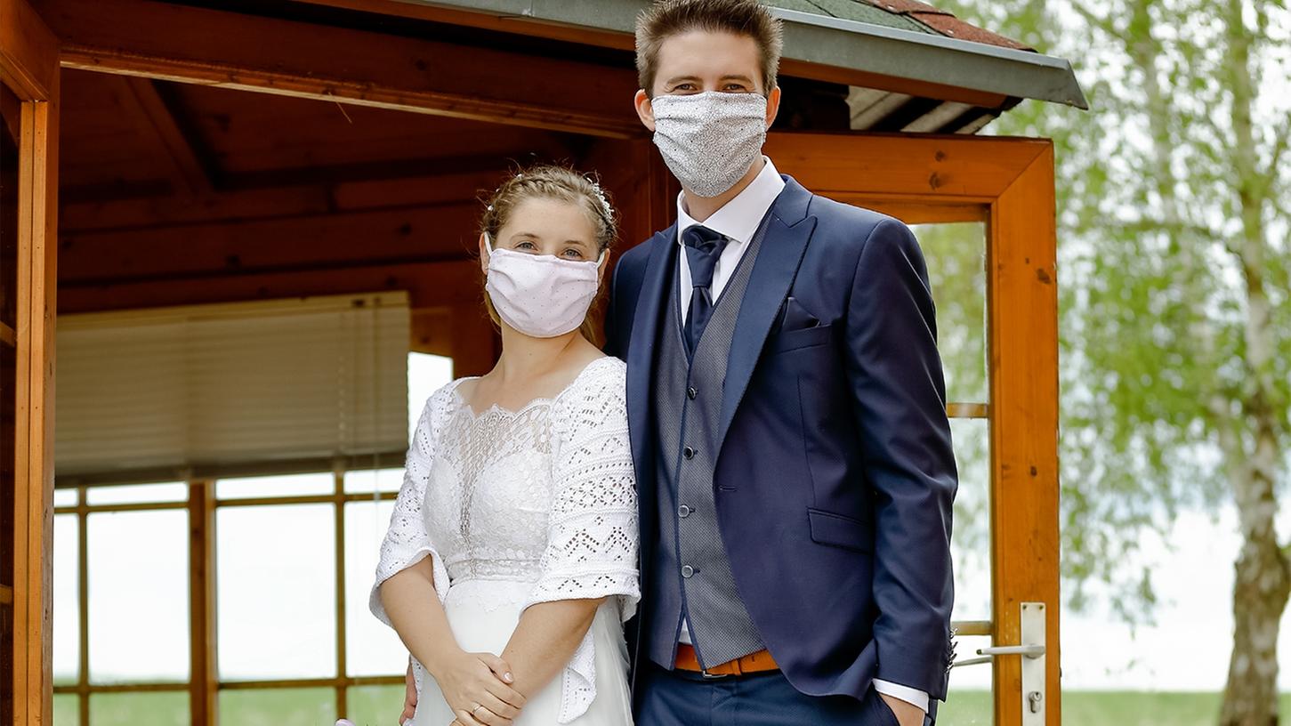 Fotoshooting mit Maske: Das junge Paar passte sich der Pandemie-Situation an. 