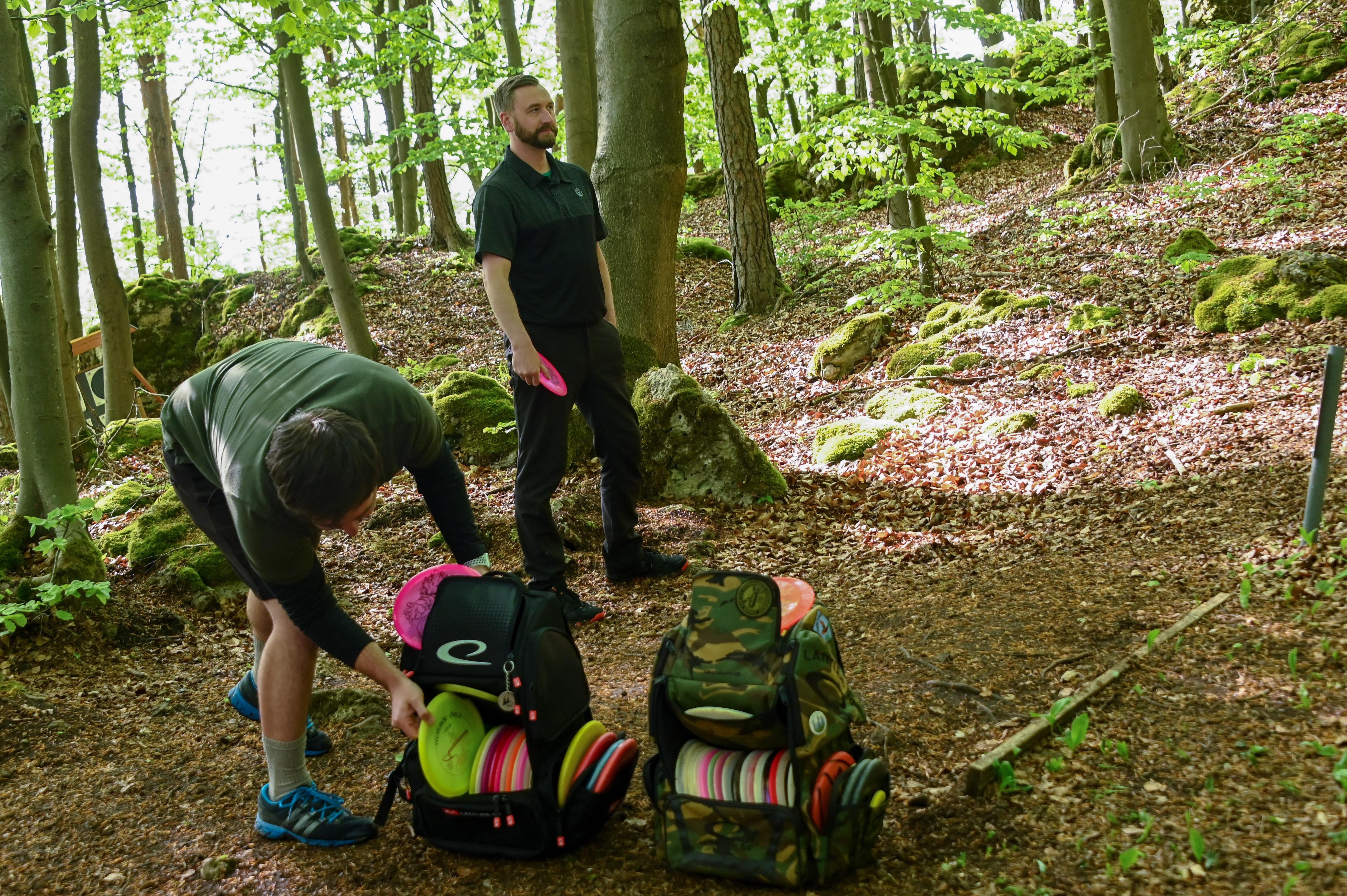 Aber jetzt die absolute Gemeinheit - und weit und breit eine Rarität: Bahnen mit durch den Wald zwischen Felsen und Bäumen. Da kann schon die Materialwahl entscheidend sein.