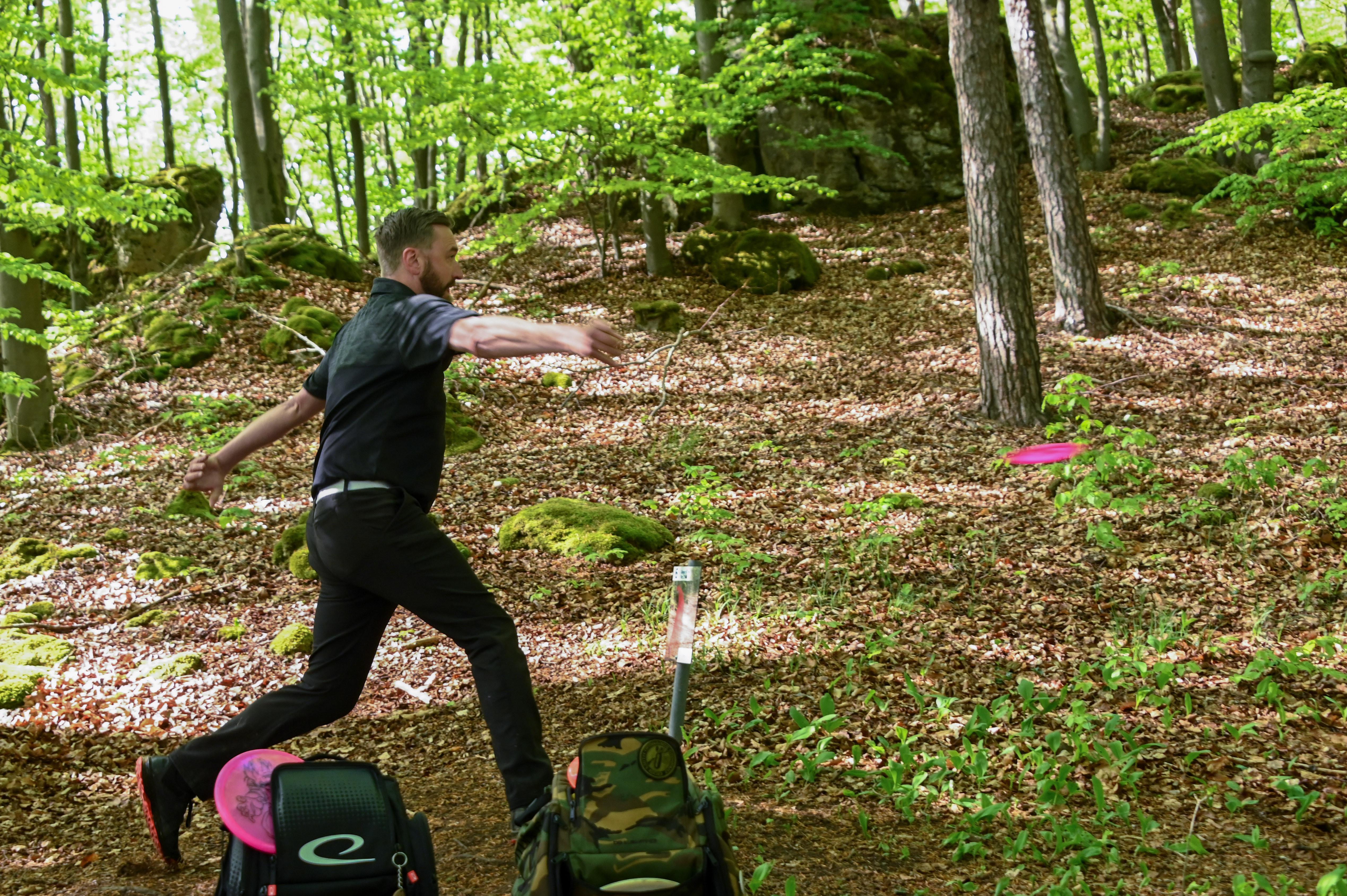 Die Profis nehmen bei Würfen über größere Distanzen Anlauf, Anfänger sollten es zunächst aber besser aus dem Stand probieren.