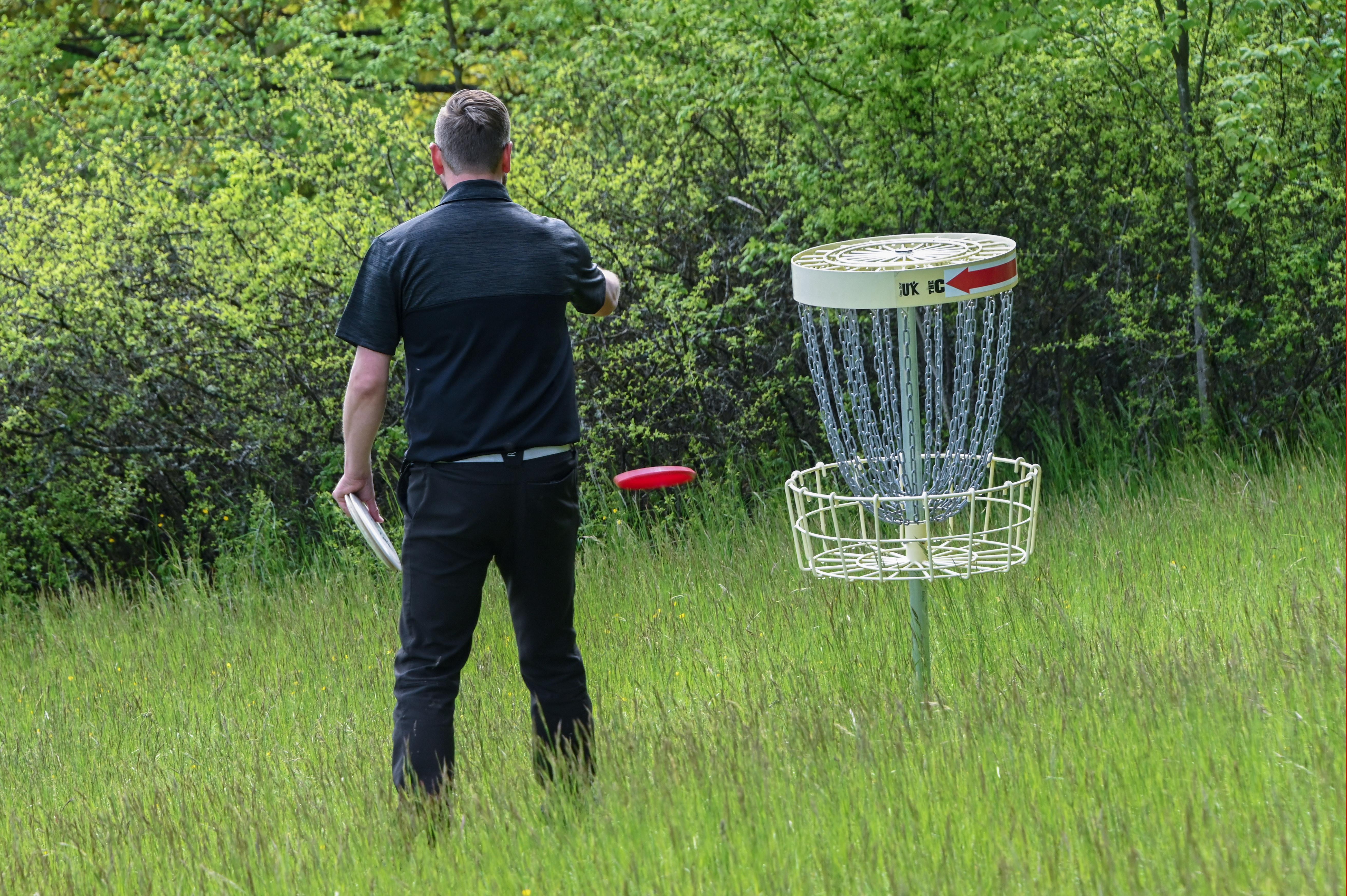 Zum Aufwärmen und für ein gutes Gefühl im Handgelenk wird erst einmal aus kürzerer Distanz geputtet - fast das gesamte Vokabular ist dem normalen Golfsport entlehnt. 