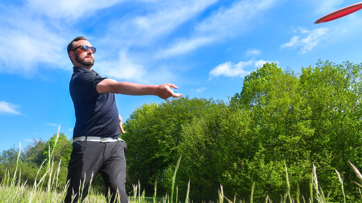 Da fliegt der Goldball, Verzeihung: die Golfscheibe. Bastian Reger hat sie gerade auf den Weg geschickt.
Da fliegt der Goldball, Verzeihung: die Golfscheibe. Bastian Reger hat sie gerade auf den Weg geschickt.