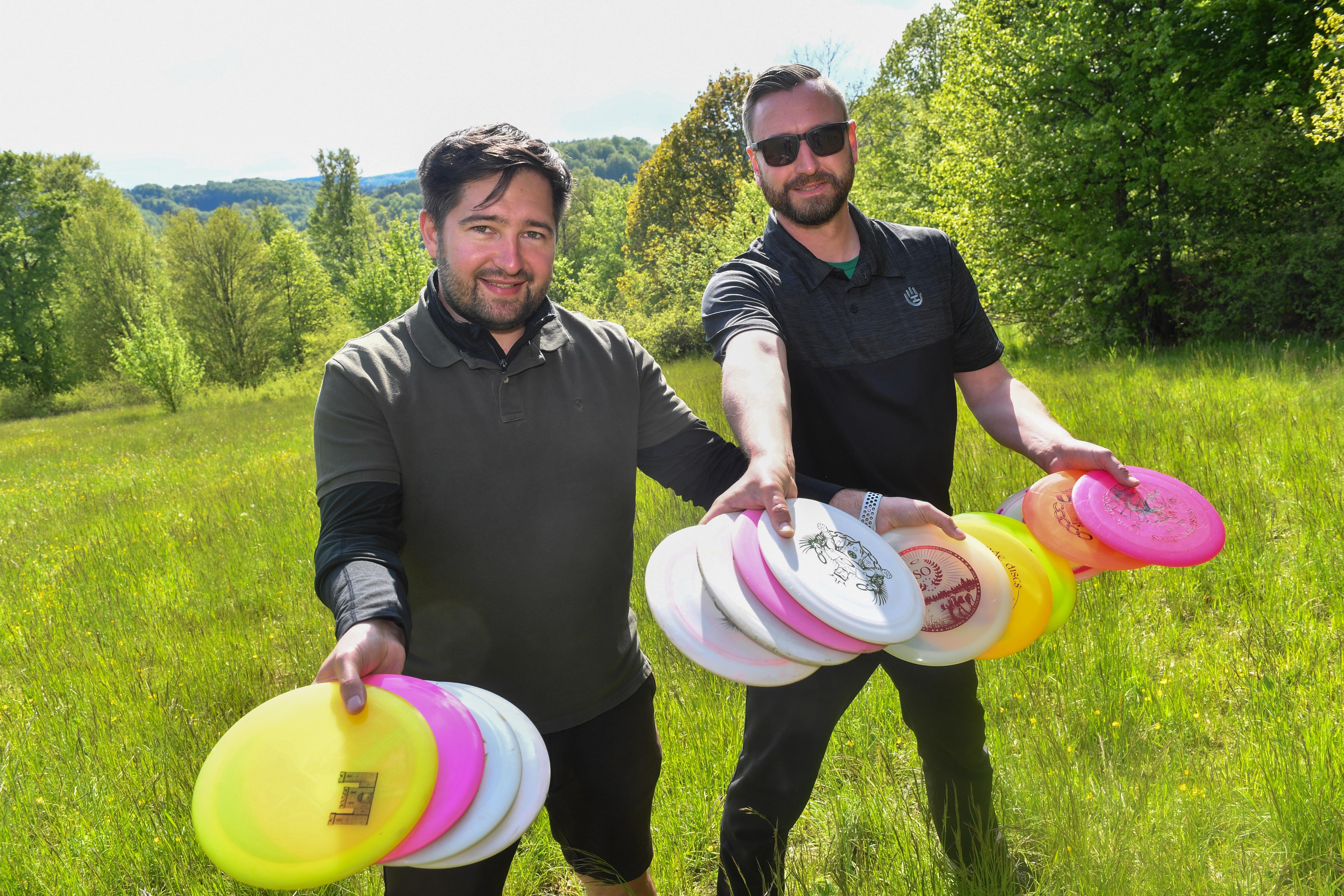 Bunte Vielfalt: Wettkampfspieler wie Julian Heinl (links) und Bastian Reger nehmen je knapp 20 Scheiben mit auf den Parcours, Anfängern reichen eigentlich drei.