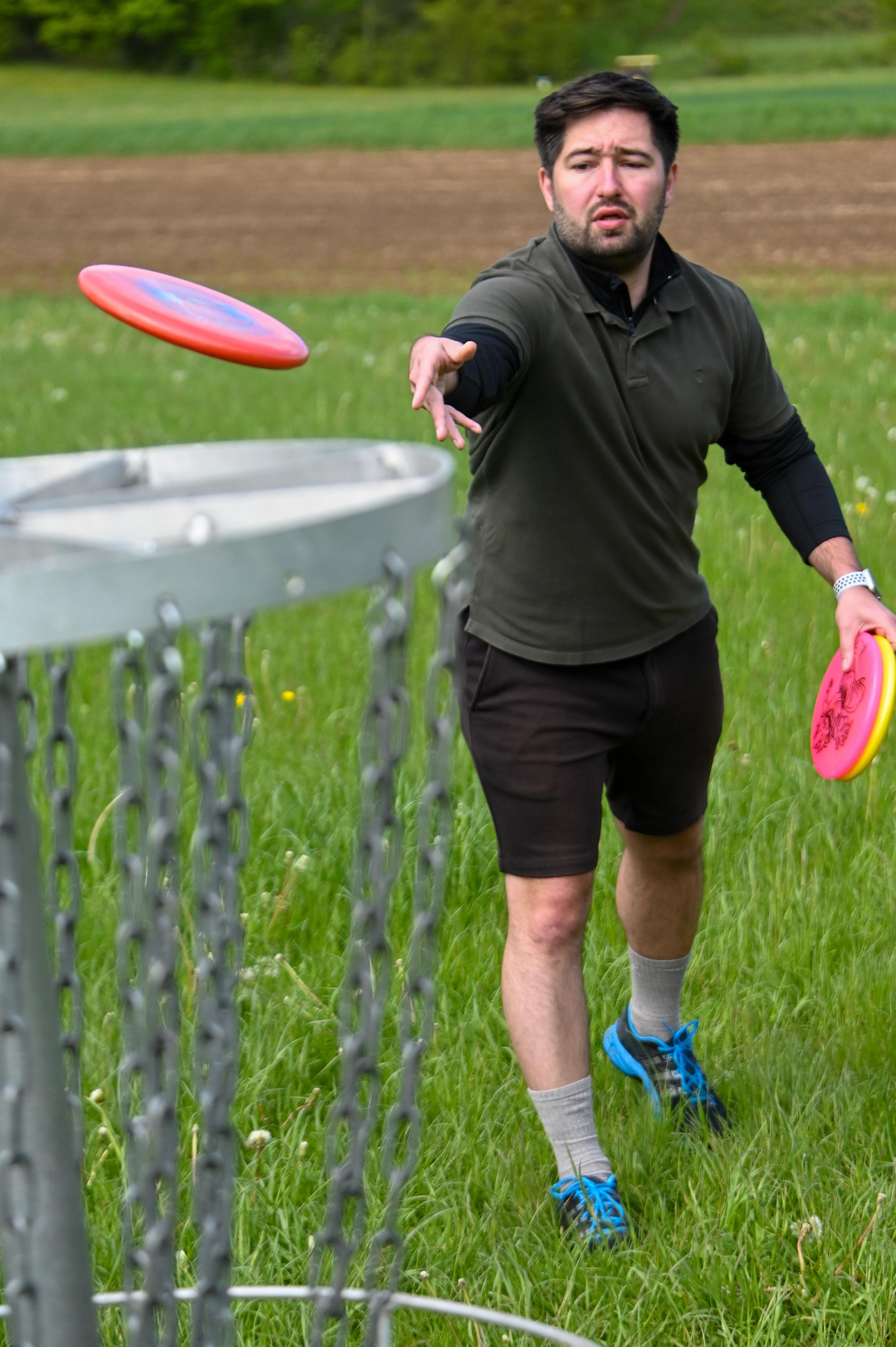 Sogar der Korb mit den Metallketten, die den Flug der Frisbeescheiben abbremsen sollen, heißt "Hole" (Loch).  