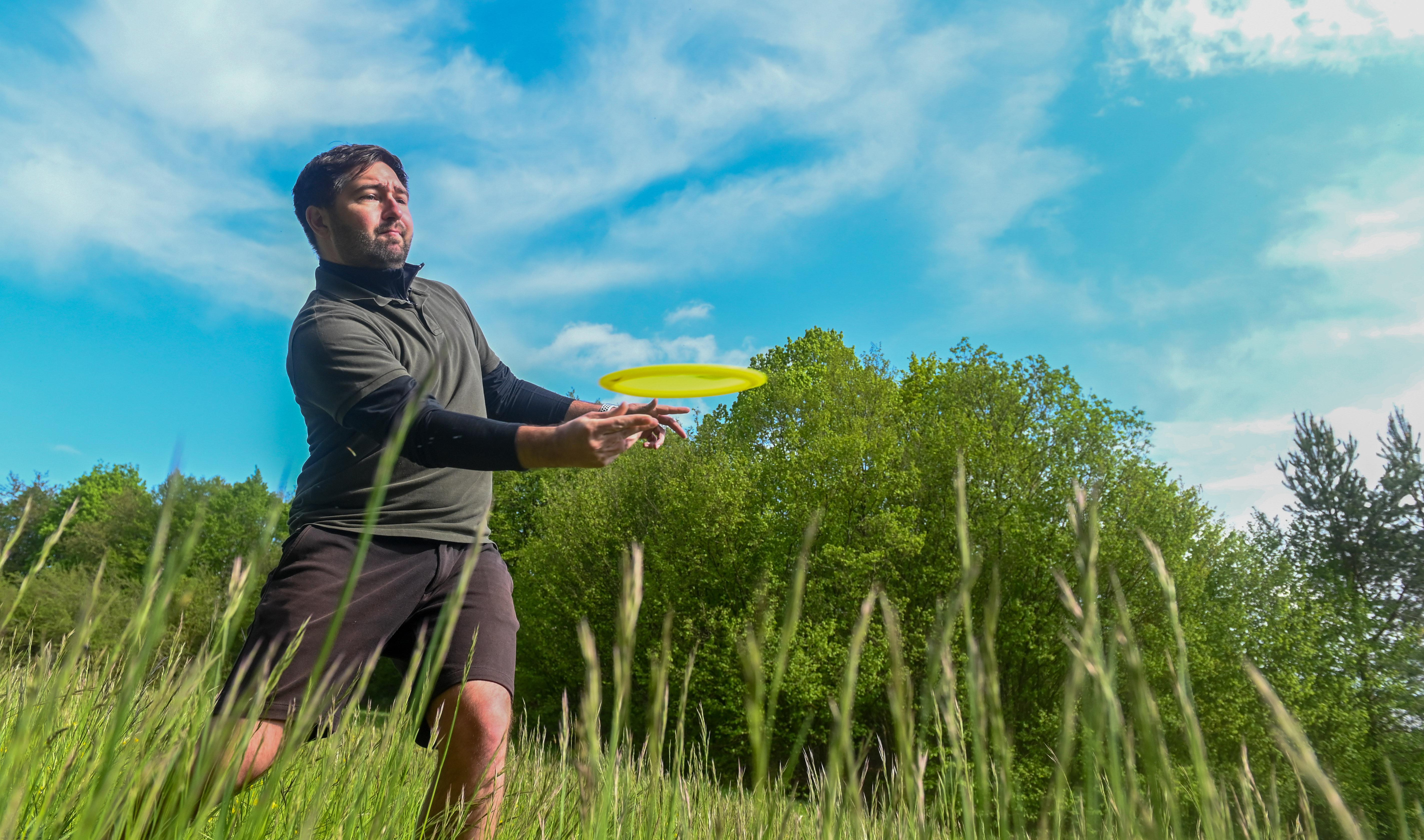 Voller Fokus auf die Scheibe: Julian Heinl schickt sein Spielgerät auf diese Reise über den „Golfplatz“.