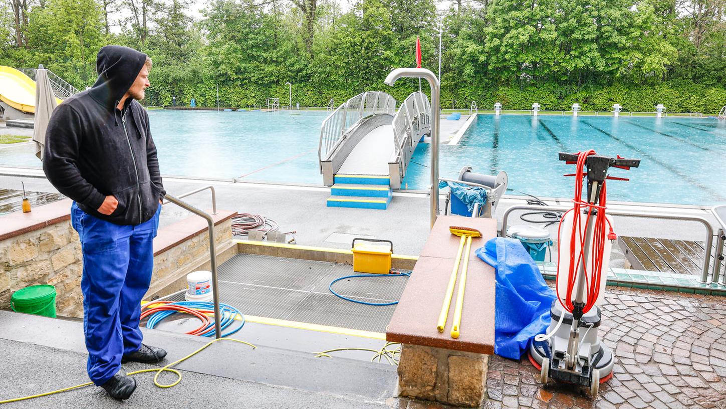 Nachdem die Bayerische Staatsregierung verfügt hat, dass in Regionen unter einer 7-Tages-Inzidenz von 100 die Freibäder ab 21. Mai 2021 wieder öffnen dürfen, laufen im Freibad Herzogenaurach trotz strömenden Regens die Vorbereitungen für die Wiedereröffnung des Bades zu diesem Termin. Nachdem die Bayerische Staatsregierung verfügt hat, dass in Regionen unter einer 7-Tages-Inzidenz von 100 die Freibäder ab 21. Mai 2021 wieder öffnen dürfen, laufen im Freibad Herzogenaurach trotz strömenden Regens die Vorbereitungen für die Wiedereröffnung des Bades zu diesem Termin.