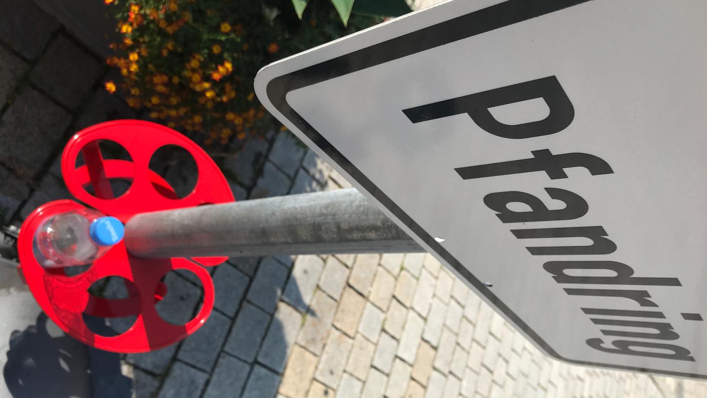 In vielen Städten sind sie bereits - mehr oder weniger erfolgreich - im Einsatz, nun findet man sie auch in der Nürnberger Innenstadt: Pfandringe.
In vielen Städten sind sie bereits - mehr oder weniger erfolgreich - im Einsatz, nun findet man sie auch in der Nürnberger Innenstadt: Pfandringe.