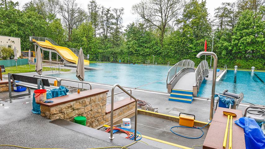 Kurz vor der Wiedereröffnung am 21. Mai: Das Freibad in Herzogenaurach wird für die Badesaison vorbereitet.