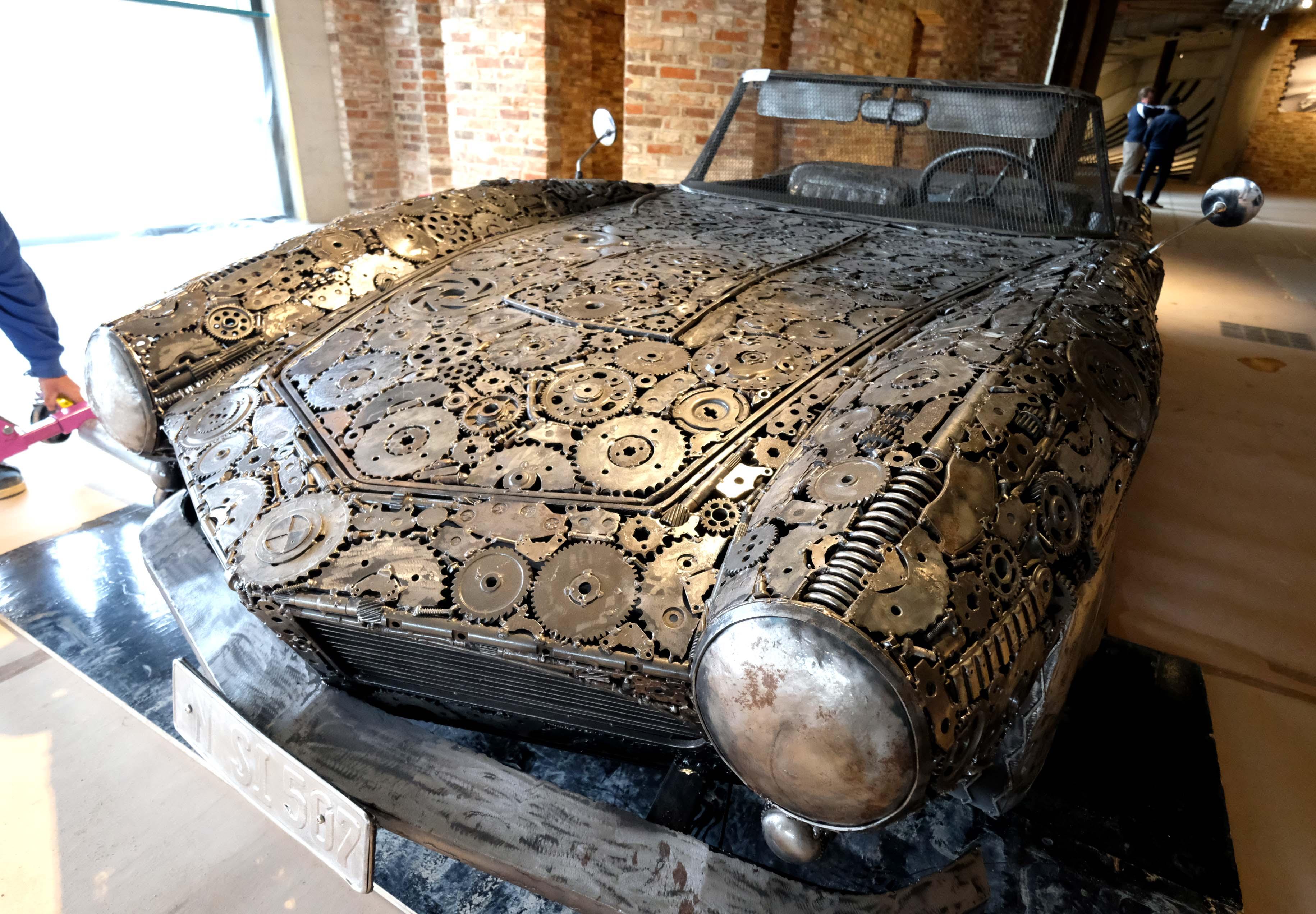 Aus Schrottteilen hat sich der Sammler dieses "Kunstwerk", einen BMW 507,  zusammenbauen lassen. 