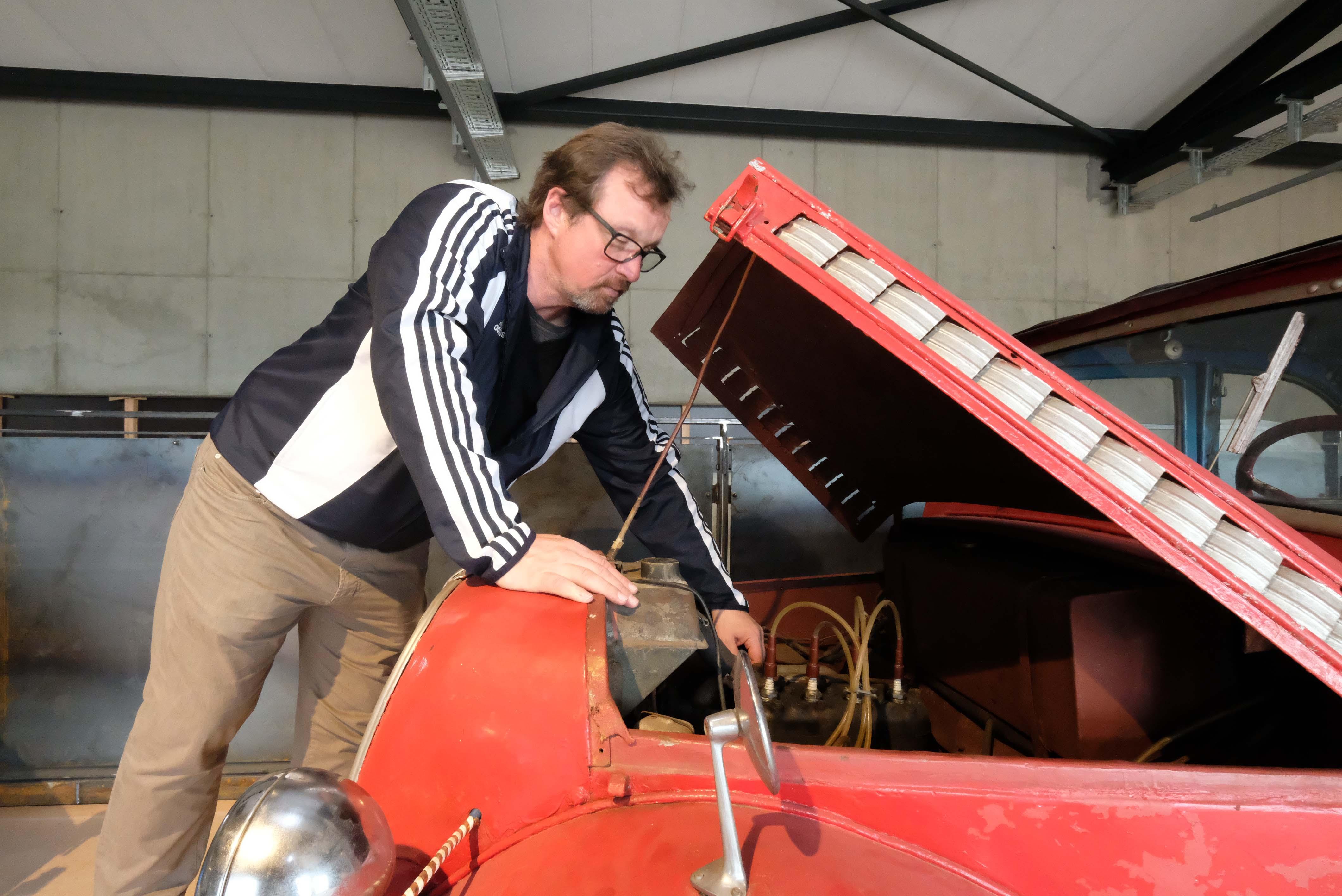 Fachmännischer Blick unter die Motorhaube: Sammler Christian Silberhorn.