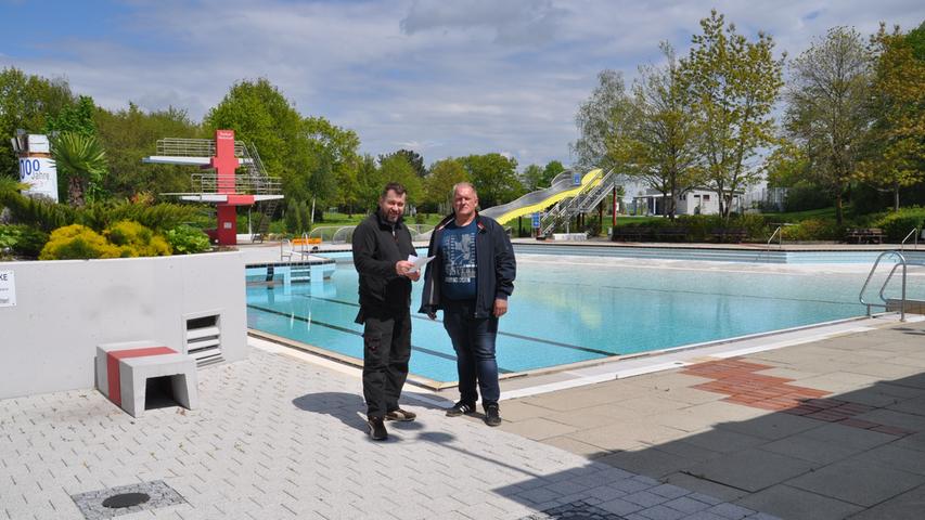 Wie viele Badegäste freuen sich Betriebsleiter Hans Peter Philipp (links) und sein Vertreter Karl-Heinz Zillich auf die neue Badesaison im Freibad Höchstadt.