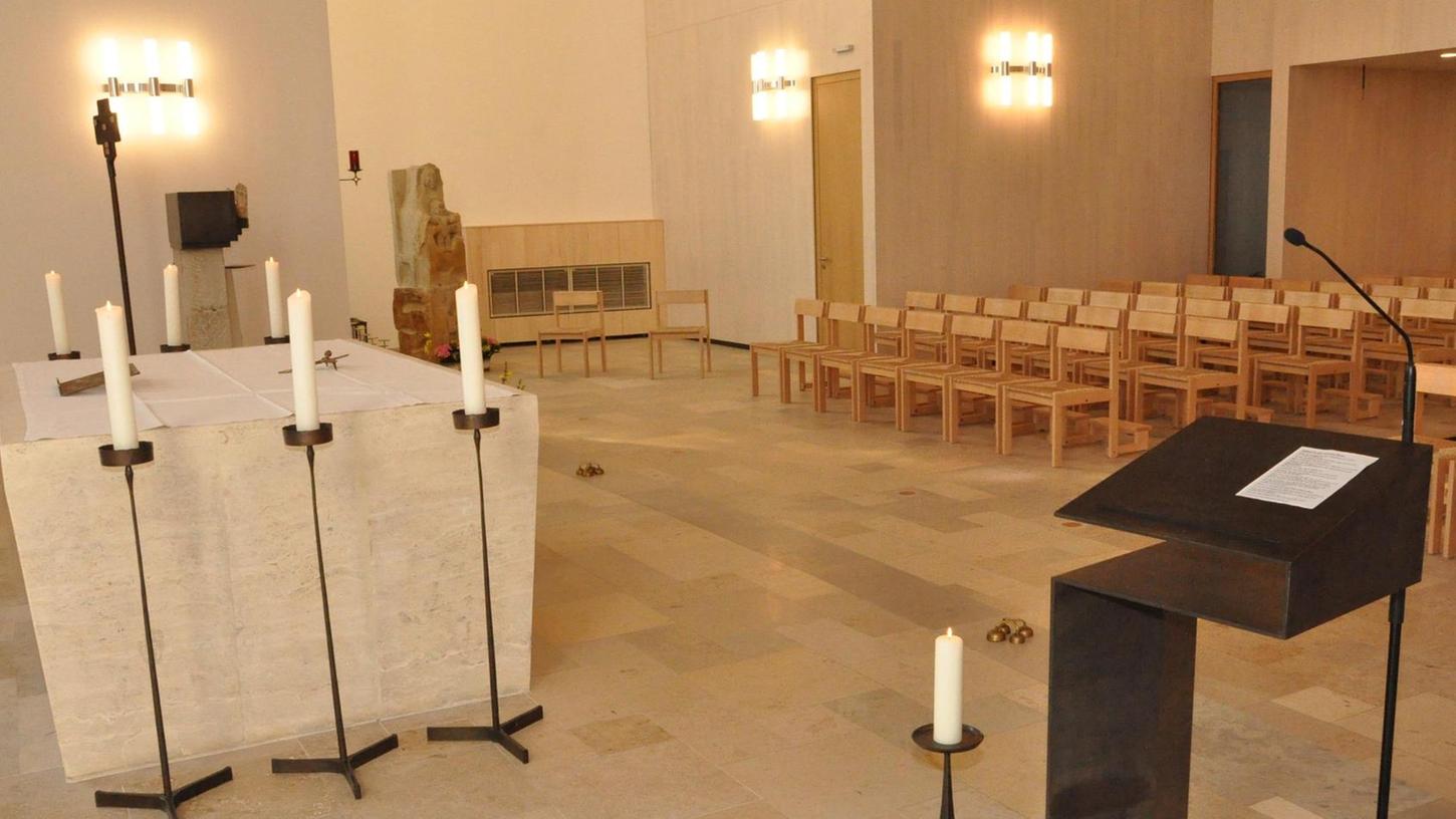 Der Gottesdienstraum ist verkleinert, der Altar näher an die Gemeinde gerückt, Stühle ersetzen die Kirchenbänke. Im hinteren Teil des Kirchenschiffs wurden zwei Geschosse eingezogen. Dort ziehen Büro, Sakristei und andere Funktionsräume ein.