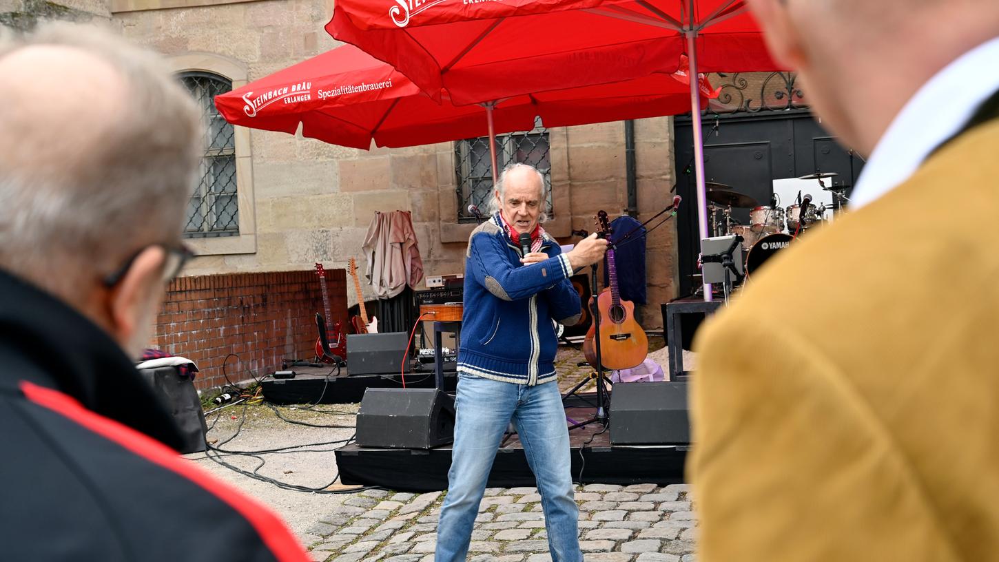 Auch Klaus Karl-Kraus war als Sänger und Kabarettist mit von der Partie im Hof des Schlossgartens.
Auch Klaus Karl-Kraus war als Sänger und Kabarettist mit von der Partie im Hof des Schlossgartens.