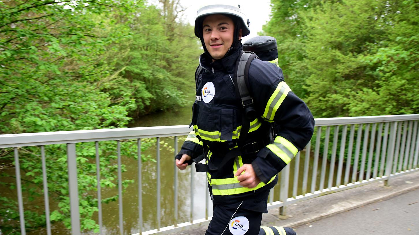 Stefan Janker aus Zirndorf nimmt in Feuerwehrmontur immer wieder an Volksläufen teil, um Spenden zu sammeln.