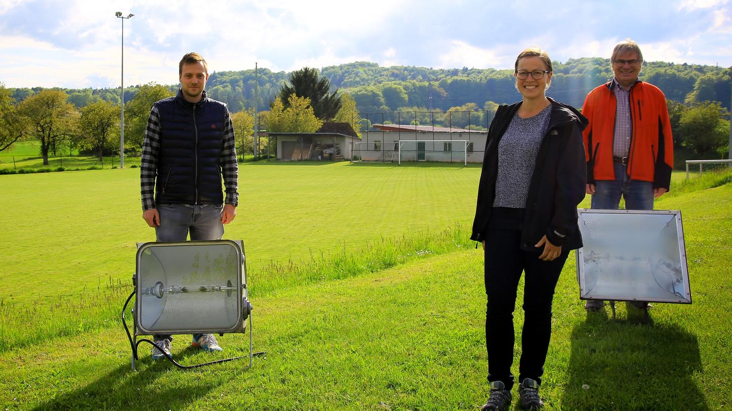 Jakob Schäfer (links), Dorothea Metterlein und Alfred Ledig vom Vorstand des SC Egloffstein freuen sich, dass die alten Lampen erneuert werden konnten. Mit der neuen Flutlichtanlage sind auch abendliche Punktspiele möglich.
Jakob Schäfer (links), Dorothea Metterlein und Alfred Ledig vom Vorstand des SC Egloffstein freuen sich, dass die alten Lampen erneuert werden konnten. Mit der neuen Flutlichtanlage sind auch abendliche Punktspiele möglich.