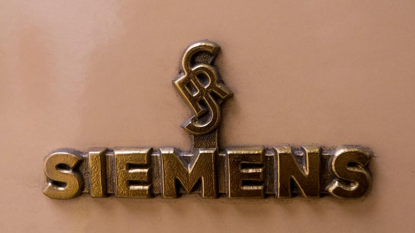 1954/55 haben die Siemens Reinigerwerke die Zahnarztausstattung im Wageninneren installiert.