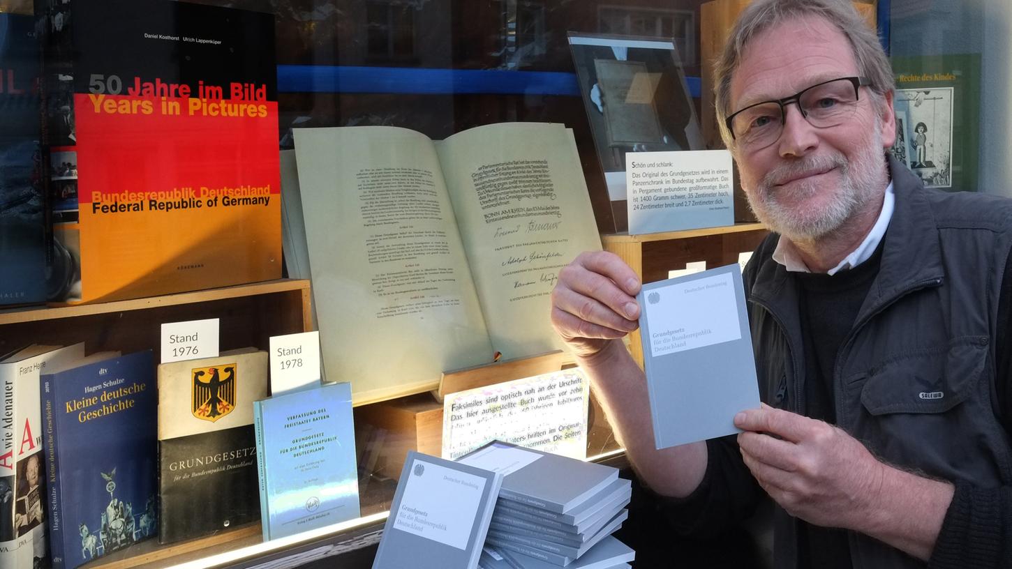 Helmut Sacha ist bekennender Fan des deutschen Grundgesetzes. Deshalb hat er zum 72. Geburstag der Verfassung eine kleine Schaufensterausstellung in Spalt konzipiert.
