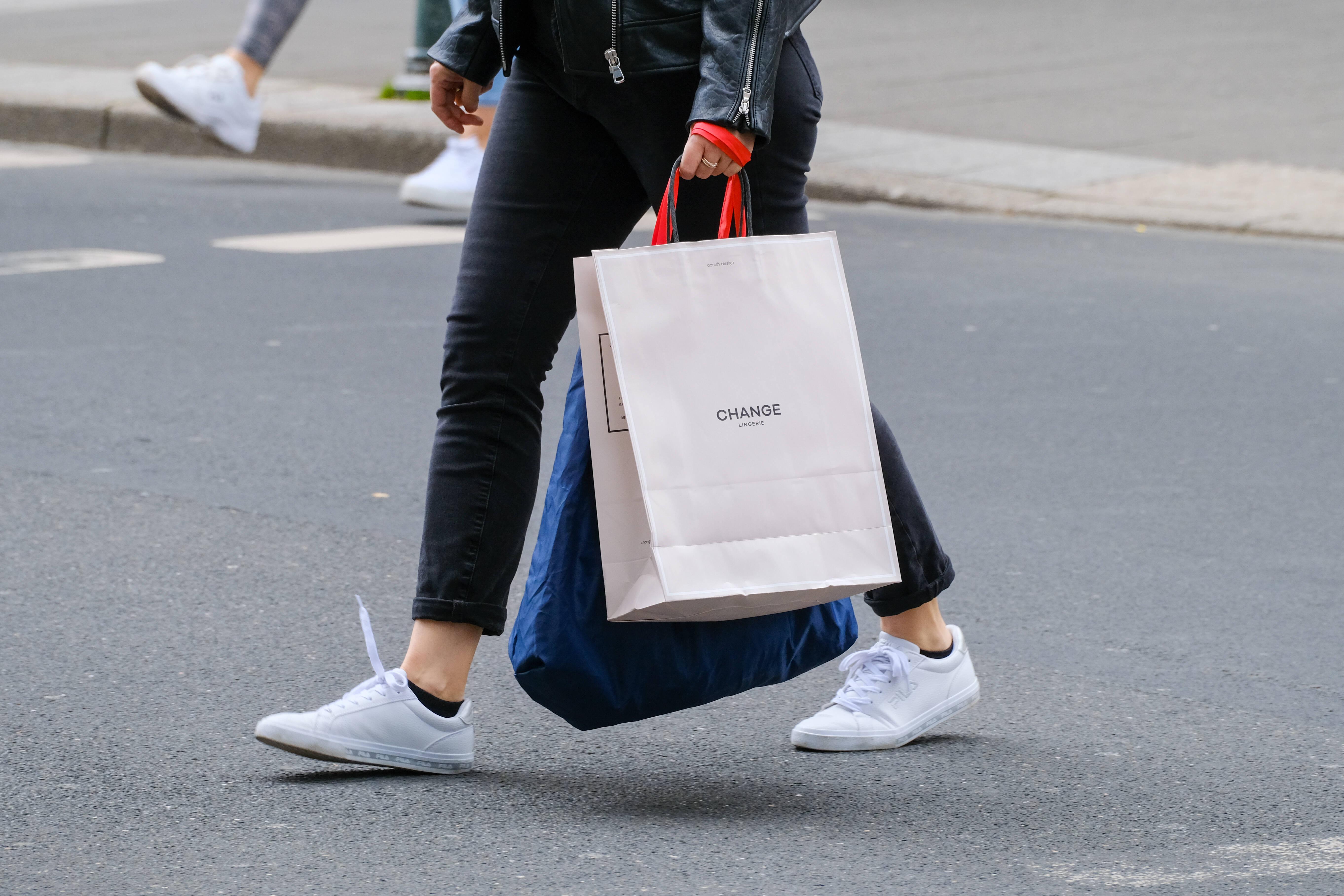 Düsseldorf 12.05.2021 Einkaufen shoppen Einkaufstaschen Papiertaschen Stofftasche Papier Taschen Einkaufsbummel Shoppin