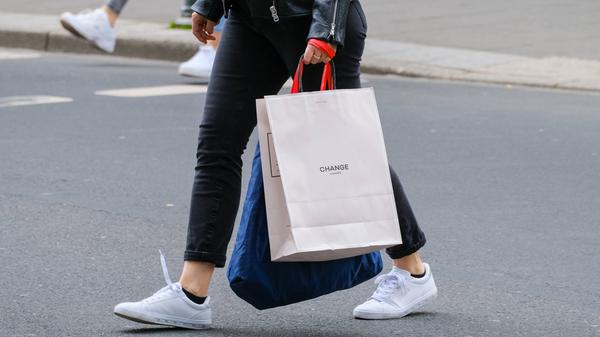 Düsseldorf 12.05.2021 Einkaufen shoppen Einkaufstaschen Papiertaschen Stofftasche Papier Taschen Einkaufsbummel Shoppin