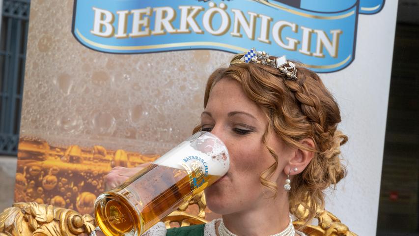 Sarah Jäger gönnte sich während ihrer Krönung zur Bayerischen Bierkönigin 2021/2022 direkt ein - was auch sonst - Bier. Jäger ist nach elf Jahren die erste Bierkönigin aus der Oberpfalz, wie der Bayerische Brauerbund mitteilte.