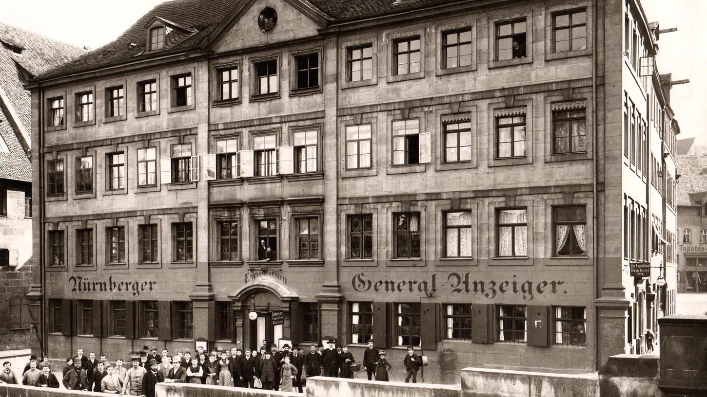 Kurz vor dem Umbau des Anwesens 1892 ließen sich Druckereibesitzer Hans Lotter und seine Belegschaft vor ihrer neuen Wohn- und Wirkungsstätte ablichten. Die Beschriftung des "General-Anzeigers" war damals noch vorhanden – die Abgebildeten sind möglicherweise auch der Zeitung zuzuordnen.  