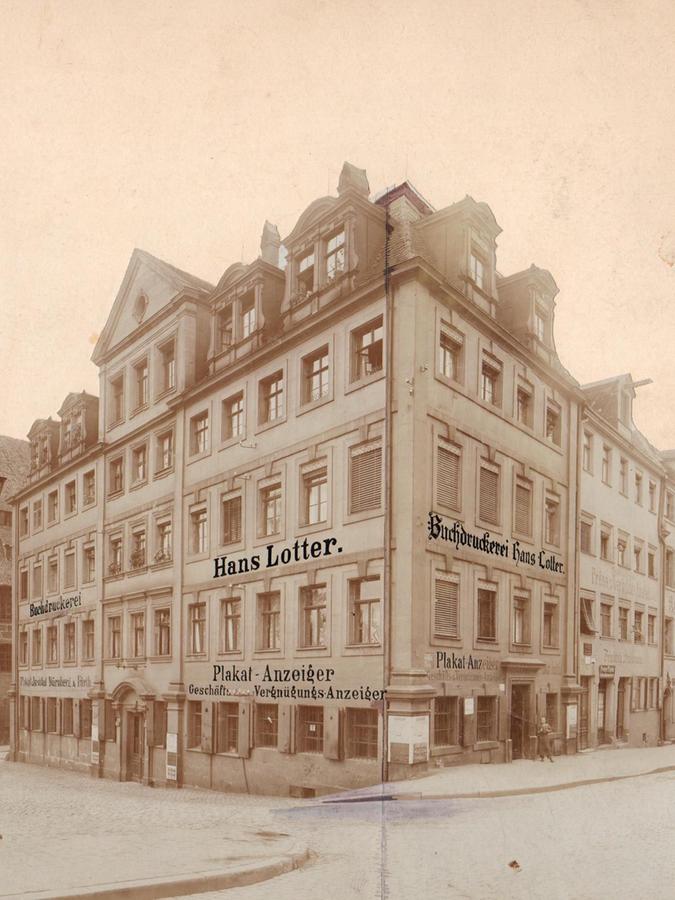 Dieses Foto, aufgenommen um 1900, zeigt die Folgen des jüngsten Umbaus. Die neue Fassadenbeschriftung war noch nicht fertig und musste einretuschiert werden.