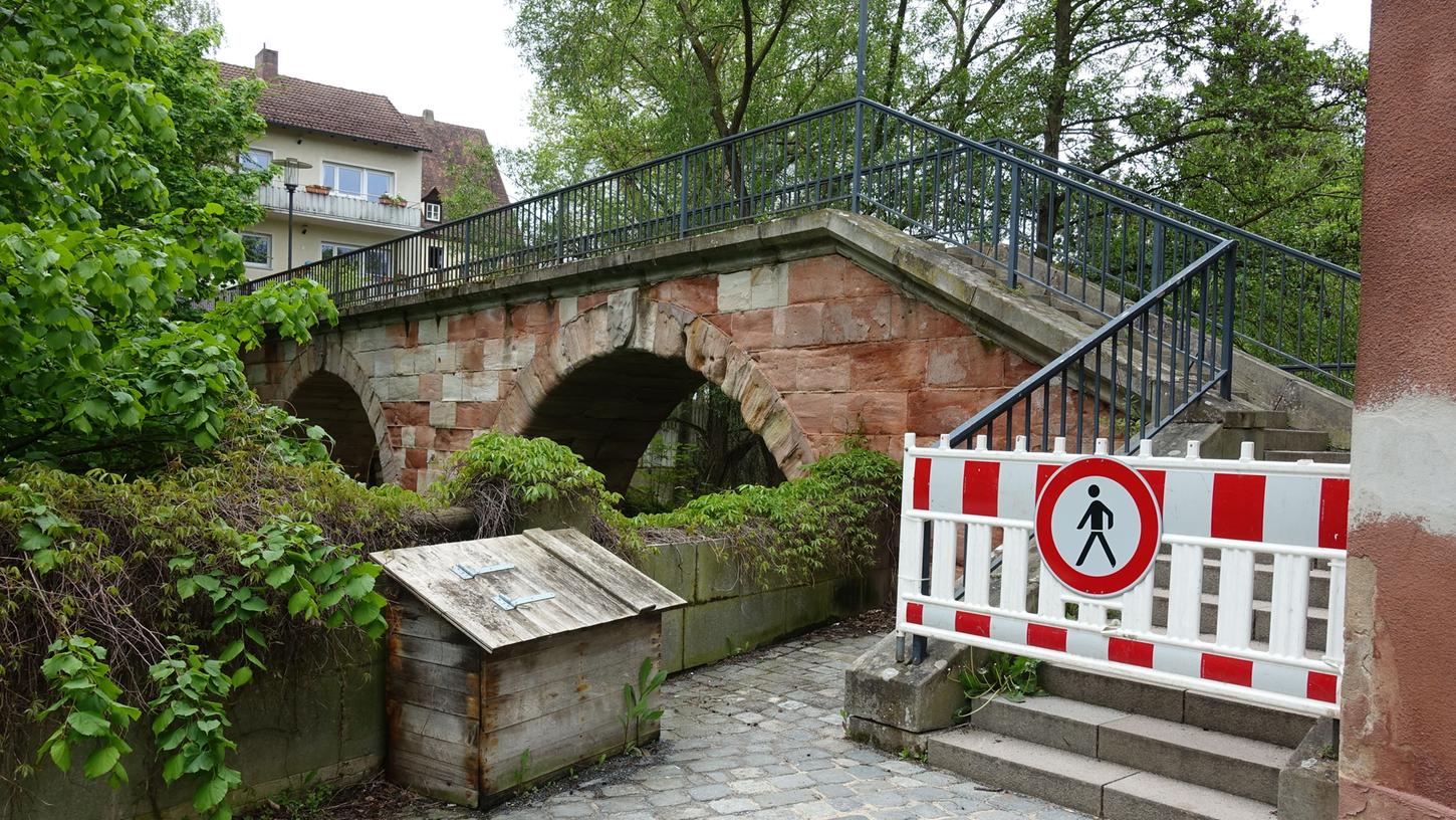  Die Stadt musste den Fußgängerbrücke über die Schwabach an der Wöhrwiese sperren.
