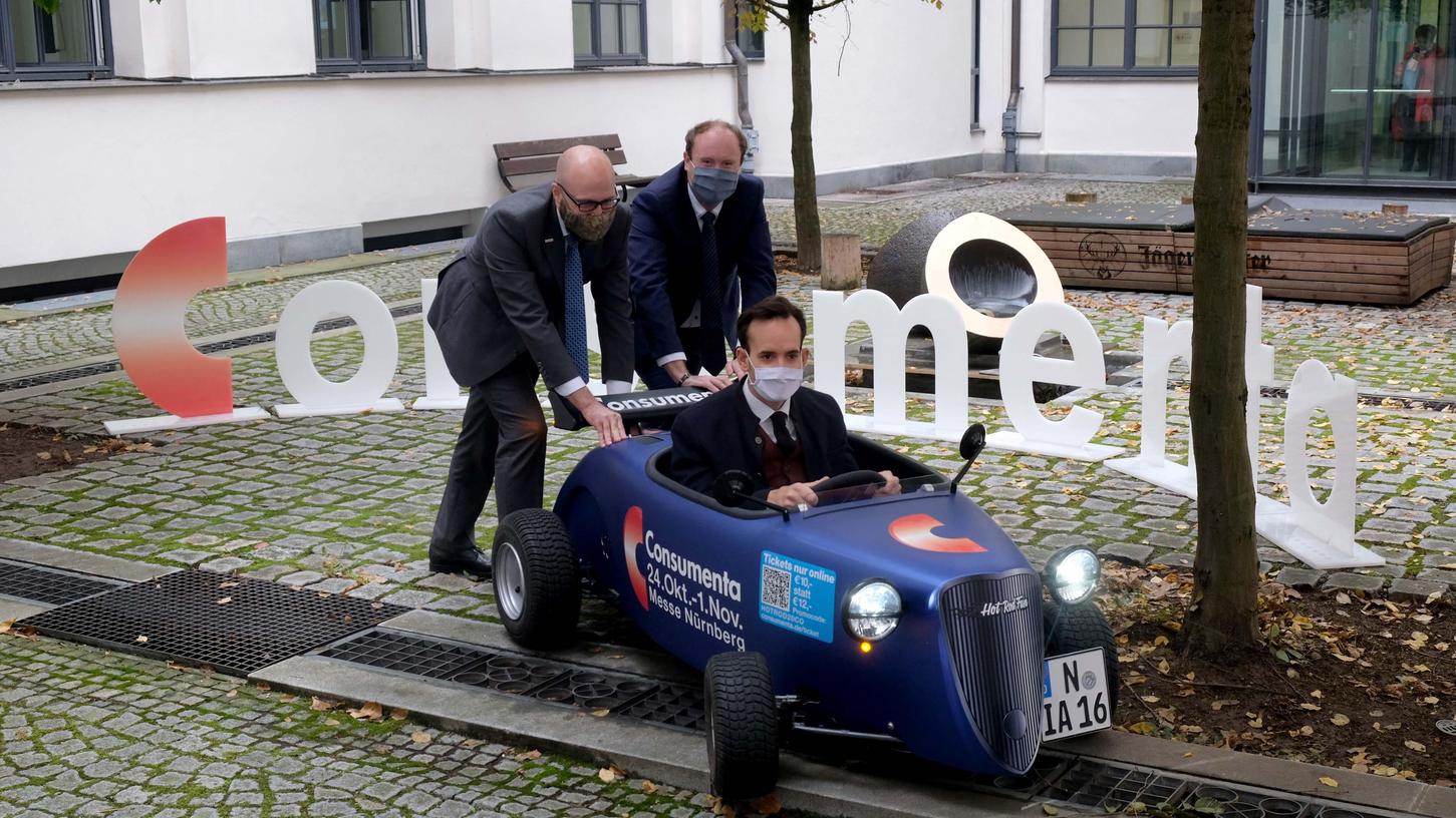 Da waren die AFAG-Geschäftsführer Thilo Könicke (links) und Henning Könicke sowie Projektleiter Maik Heißer (im Auto) noch zuversichtlich, dass die Consumenta 2020 stattfinden kann. Das klappte nicht. 2021 aber soll es wieder losgehen.  