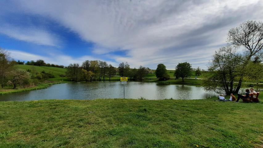 Der "Sklavensee" am Ortsrand von Kalchreuth.