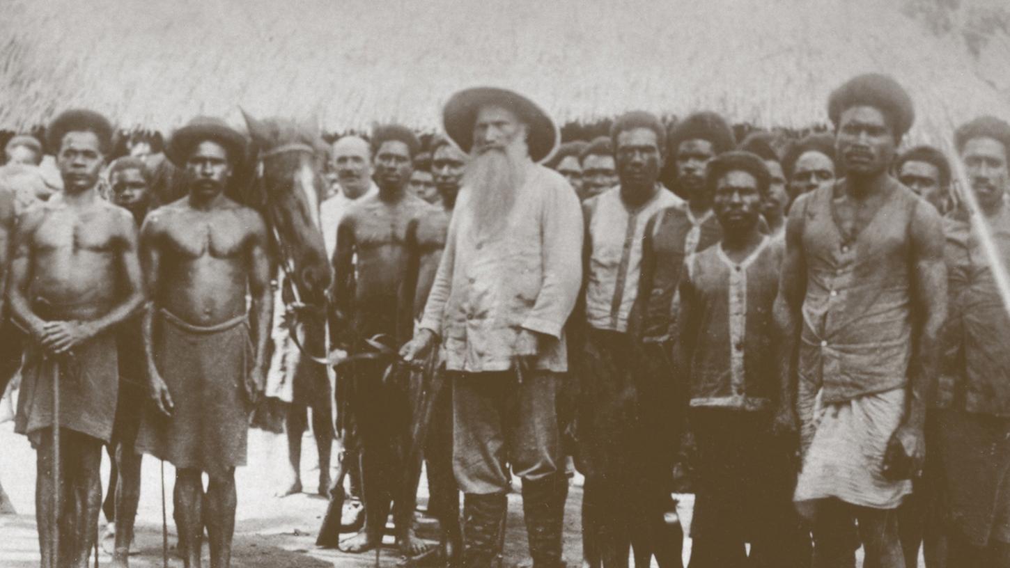 Er war der Pionier unter den Missionaren aus Neuendettelsau: Johann Flierl mit Dorfbewohnern im damaligen deutschen Südsee-Protektorat Kaiser-Wilhelm-Land.
Er war der Pionier unter den Missionaren aus Neuendettelsau: Johann Flierl mit Dorfbewohnern im damaligen deutschen Südsee-Protektorat Kaiser-Wilhelm-Land.