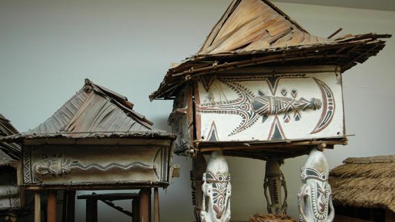 Zwei von vielen Sammelstücken in Neuendettelsau: Modelle von Papua-Häusern.