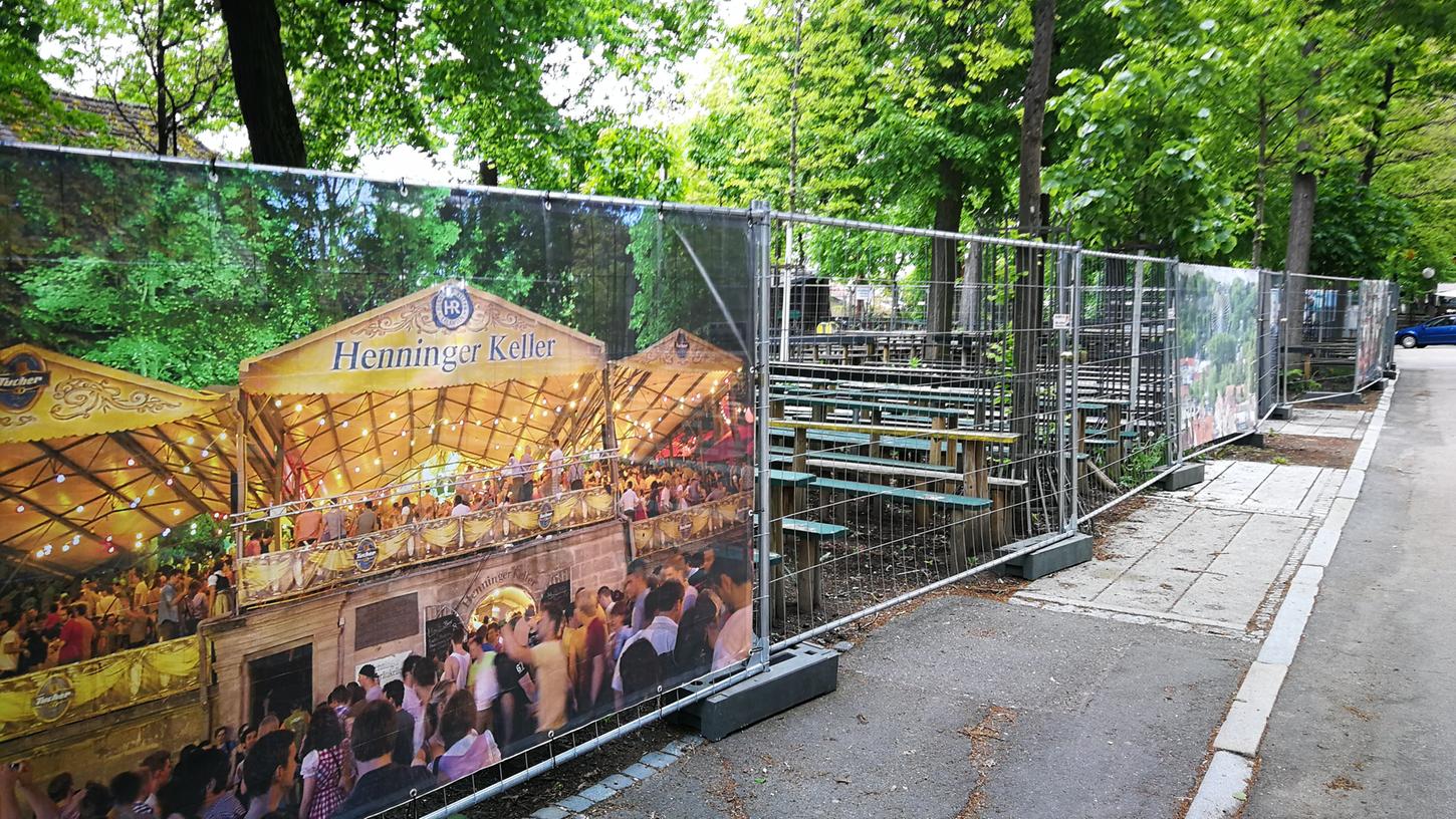 Zäune statt Absperrbänder: Die Stadt verschärfte die Sicherungsmaßnahmen auf dem Bergkirchweihgelände. Es bleibt verboten, die städtischen Bereiche der Biertische und Bierkeller zu betreten.
Zäune statt Absperrbänder: Die Stadt verschärfte die Sicherungsmaßnahmen auf dem Bergkirchweihgelände. Es bleibt verboten, die städtischen Bereiche der Biertische und Bierkeller zu betreten.