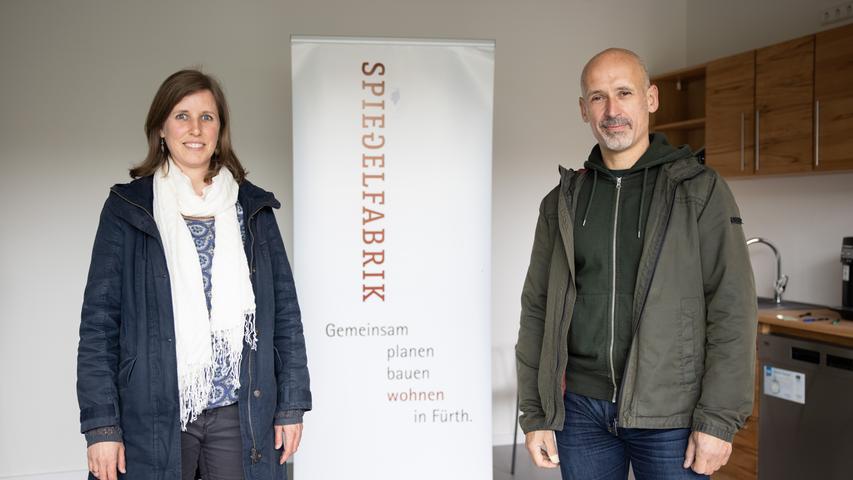 Freuen sich über das Quartiersbüro im Wohnprojekt Spiegelfabrik: die Stadtteilkoordinatoren Cornelia Hufeisen und Florian Friedrich.