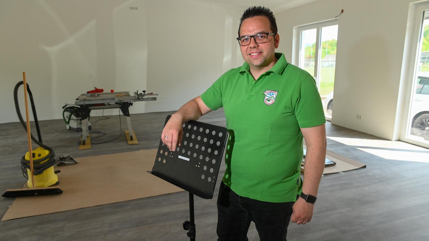Stefan Roppelt, Vorstand der Weilersbacher Musikanten, im neuen Vereinsheim. Stefan Roppelt, Vorstand der Weilersbacher Musikanten, im neuen Vereinsheim.