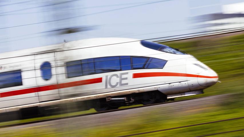 374 Meter lang, 918 Sitzplätze, 13 Waggons: Die Deutsche Bahn setzt ab Juni auf extra lange ICEs. Der erste von ihnen fährt am13. Juni 2021 von Hamburg in die Schweiz, allerdings ist das zunächst eine Ausnahme. Regelmäßig werden XXL-ICEs erst ab September verkehren, auch in Bayern auf der Strecke von Nordrhein-Westfalen nach München.