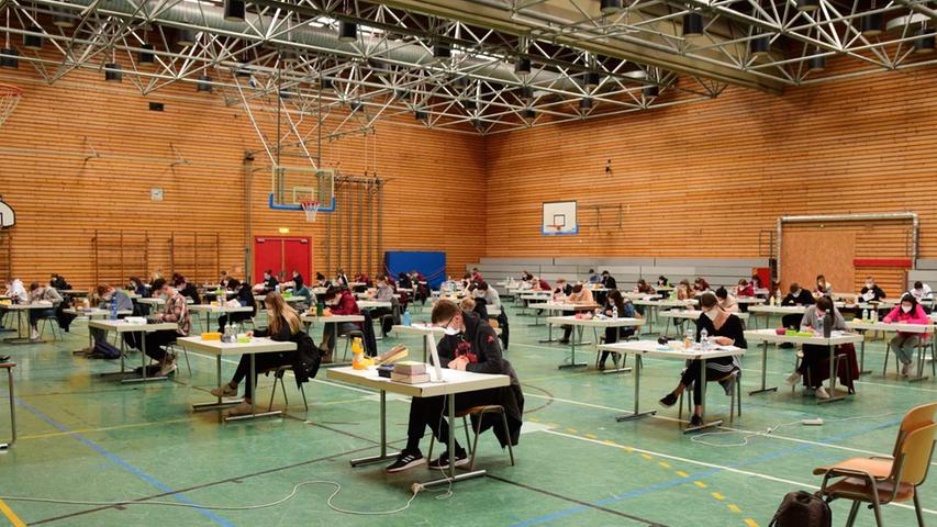 Die Abiturprüfungen finden im Mai 2021 statt. Für die Senefelder-Schule ist das ein freudiger Anlass, denn es ist das erste runde Jubiläum für die Schule. Zehn Jahre lang gibt es das Abitur an der „Sene“ nun schon, zuvor fanden die Prüfungen in Weißenburg statt.  