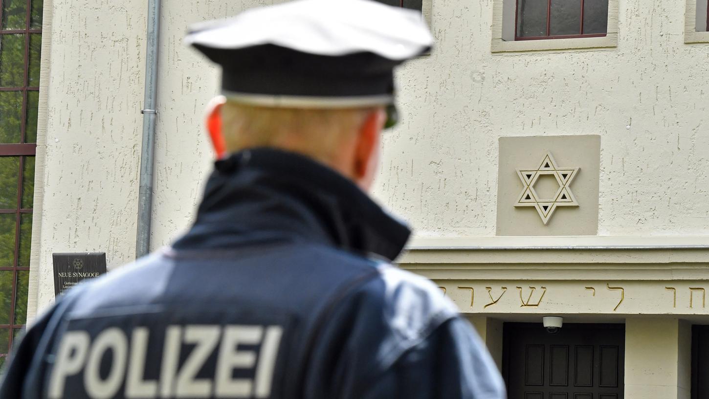 Die Sicherheitsvorkehrungen rund um jüdische Einrichtungen mussten erheblich verstärkt werden, hier zum Beispiel vor der Synagoge von Erfurt. Dabei wünschen sich die Juden in Deutschland vor allem eins: dass derartige Maßnahmen nicht nötig wären. 