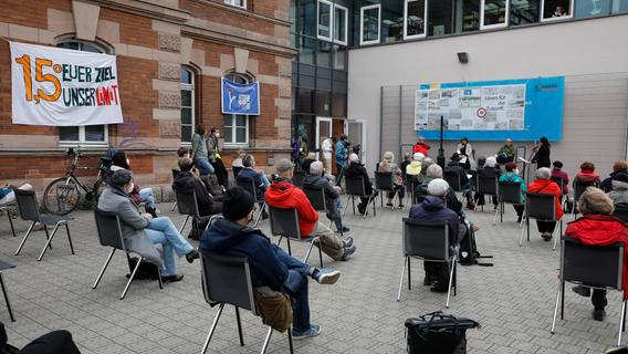 Unter Corona-Auflagen versammelten sich Klimaschützer und Interessierte vor der Villa Leon, um die Diskussion mit den beiden Professoren der Technischen Hochschule Nürnberg zu verfolgen. 