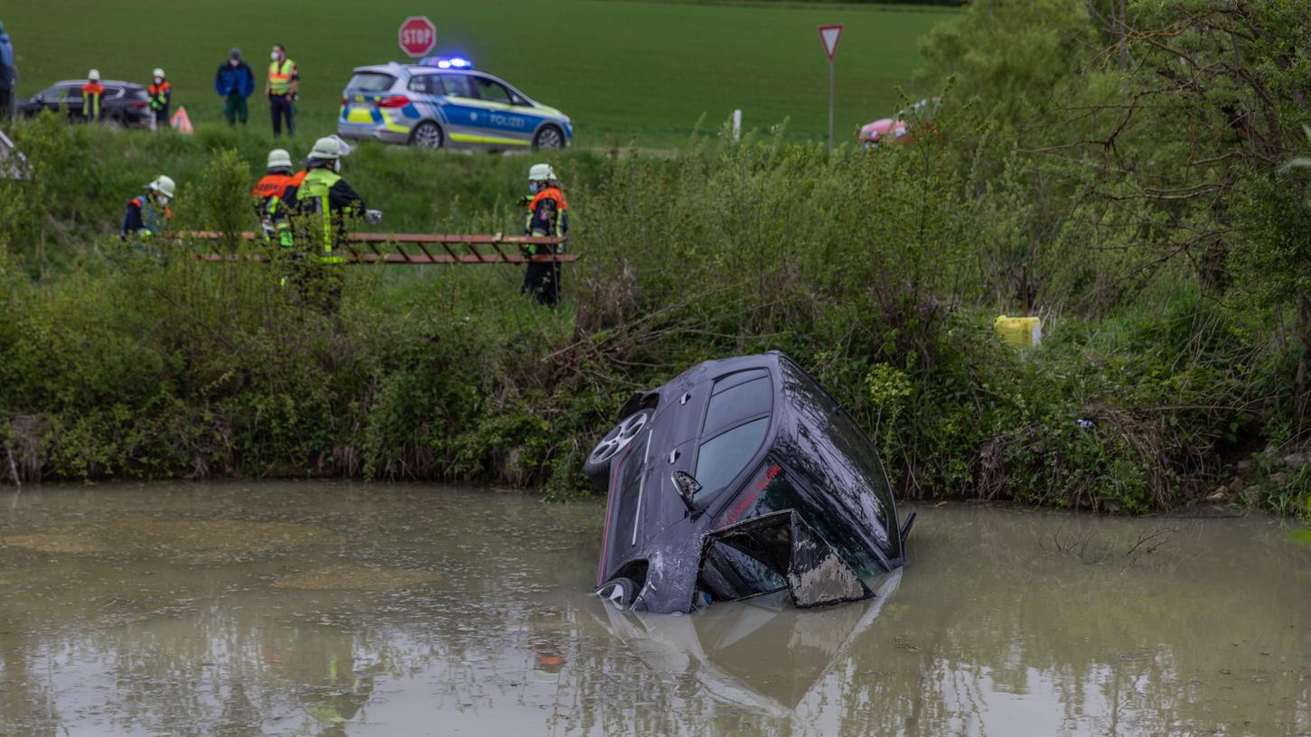 Auf der B2 bei Dietfurt geriet ein Auto aus bislang ungeklärter Ursache in einen Tümpel neben der Fahrbahn.
Auf der B2 bei Dietfurt geriet ein Auto aus bislang ungeklärter Ursache in einen Tümpel neben der Fahrbahn.